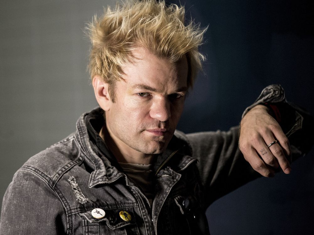 Deryck Whibley dressed up as Avril Lavigne for Halloween