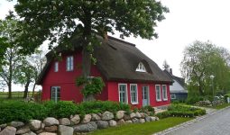 what is a detached house
