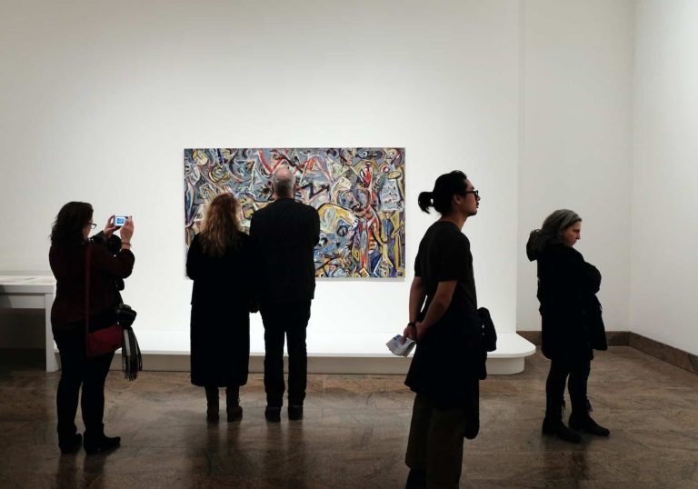 what to wear to an art gallery