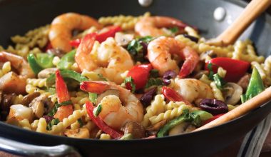What to Serve With Seafood Pasta