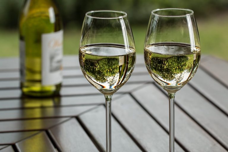 how many calories in glass of white wine