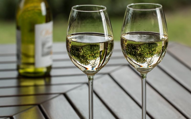 how many calories in glass of white wine