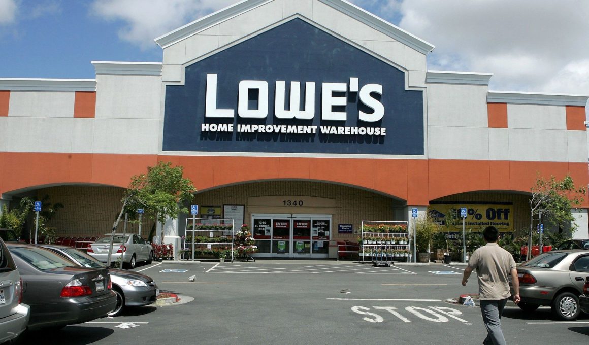 Is Lowes Open on Valentine's Day