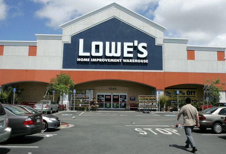 Is Lowes Open on Valentine's Day
