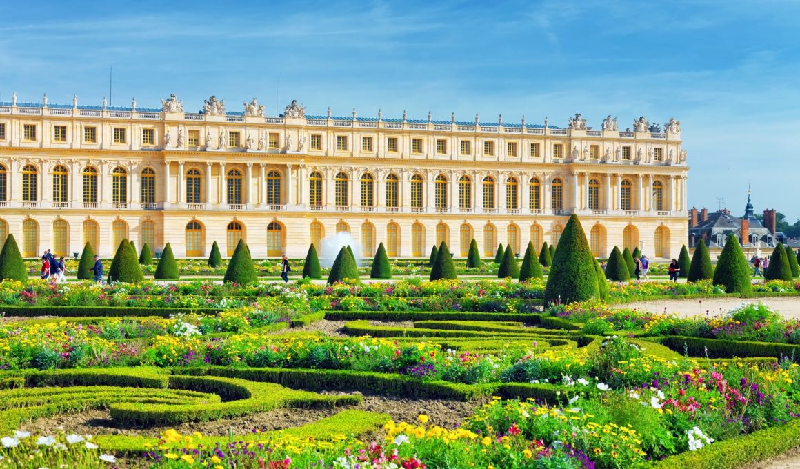 Is Versailles Open on Easter Sunday