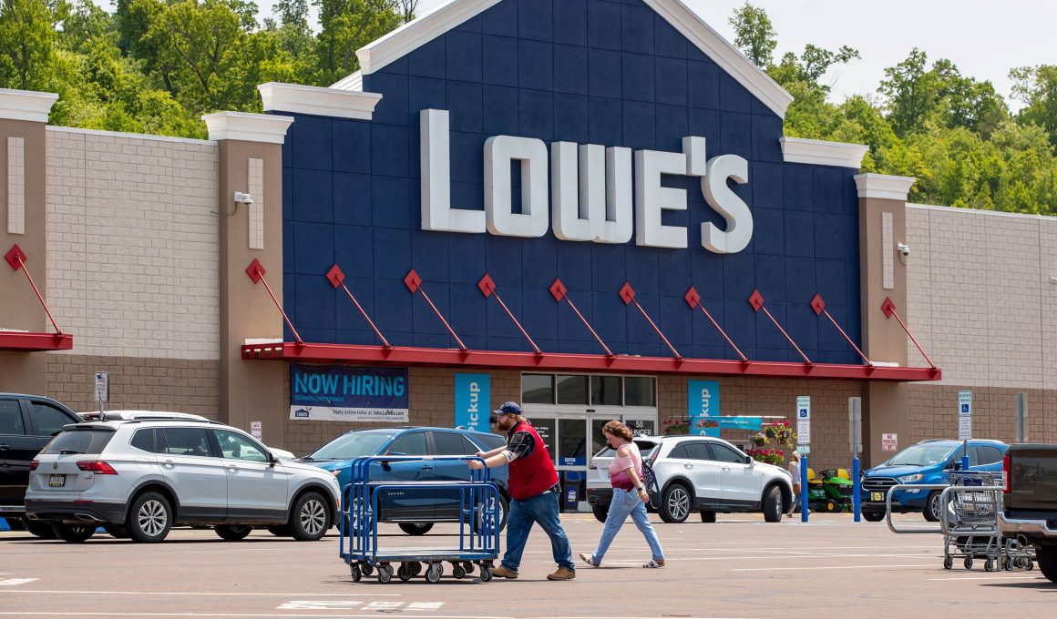 Is Lowe's Open on Mother's Day?