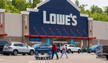 Is Lowe's Open on Mother's Day?