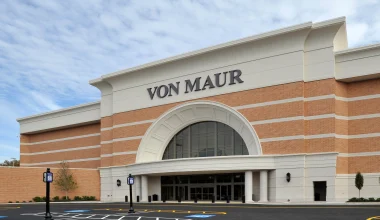 Is Von Maur Open on Mother's Day
