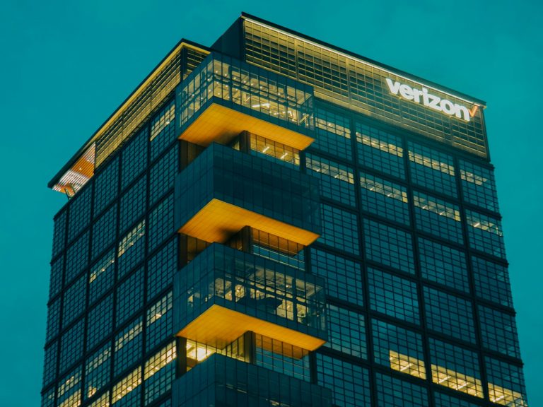 Is Verizon Open on Memorial Day
