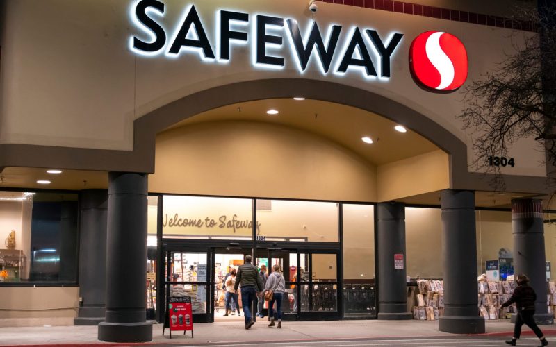 Is Safeway Open on Memorial Day