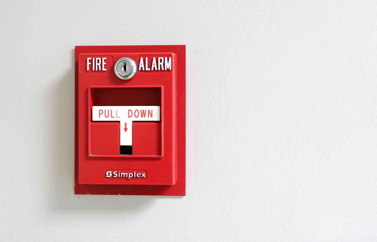 Difference Between a Smoke Detector and a Fire Alarm
